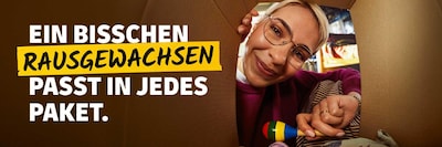 Eine Frau legt einen Kinderrassel und Kinderkleidung in ein Paket. Schriftzug: Ein bisschen Rausgewachsen passt in jedes Paket.